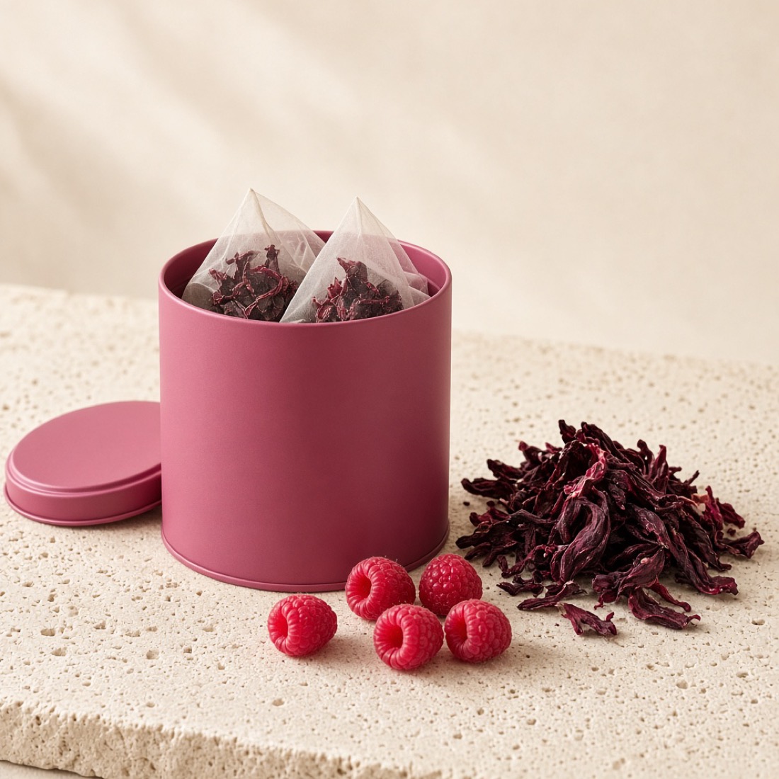 Lata abierta de infusión con frambuesas y flores de hibisco